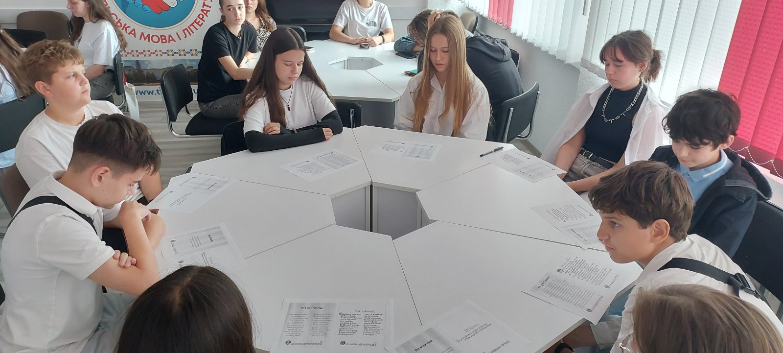  Студенти-полоністи ФІЖ та учні ЗОШ № 14 читають Фрашки Яна Кохановського.jpg